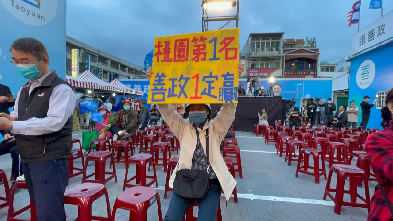 現場支持者舉牌,張善政穩贏。張沛森攝