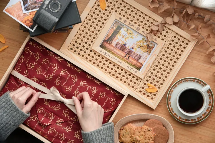 「錦兔星夜」藤編相框禮盒，藤編上蓋中央內嵌6x4吋相框，可放入喜歡的照片或明信片，將最美好的時刻珍藏留念。業者提供