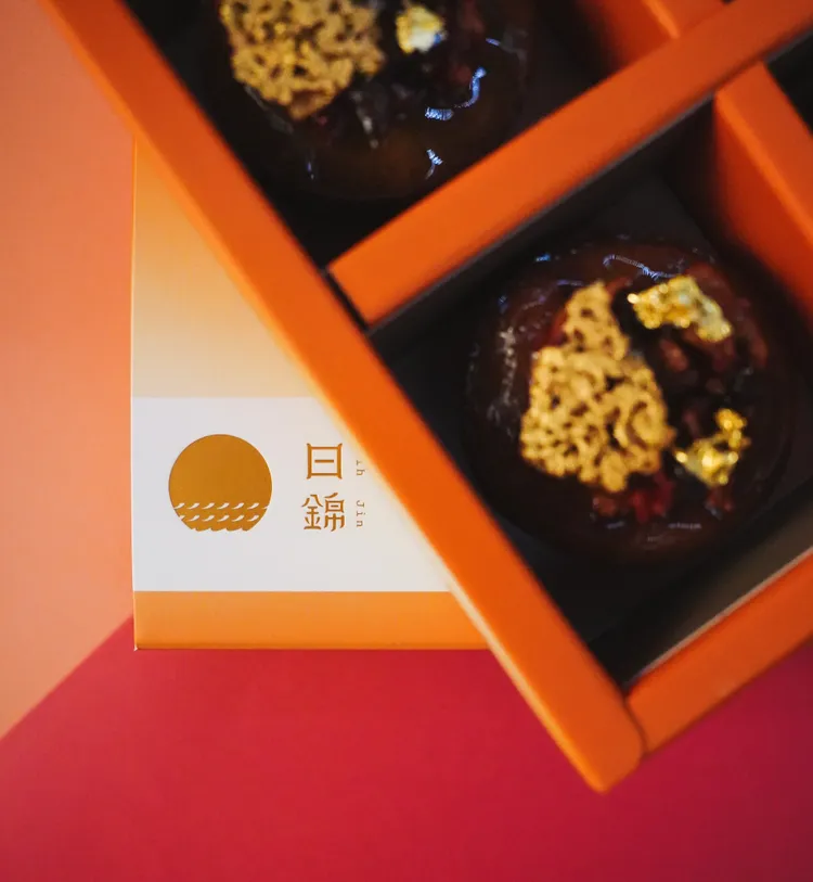 日錦製造所推出第一款常溫蛋糕「113°C焦糖玉荷包費南雪」，讓全台甜點愛好者都能品嚐。業者提供