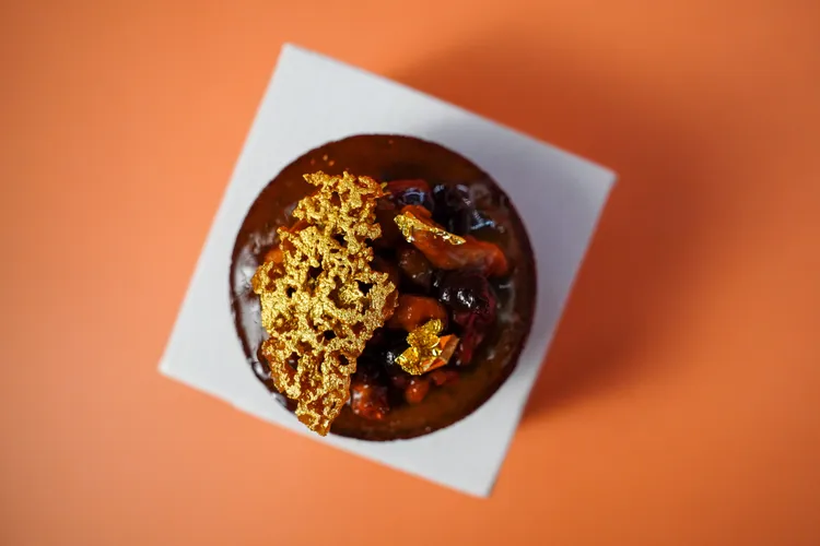 「113°C焦糖玉荷包費南雪」選用台灣南部玉荷包製成荔枝乾，98%純金箔為精品甜點畫龍點睛。業者提供