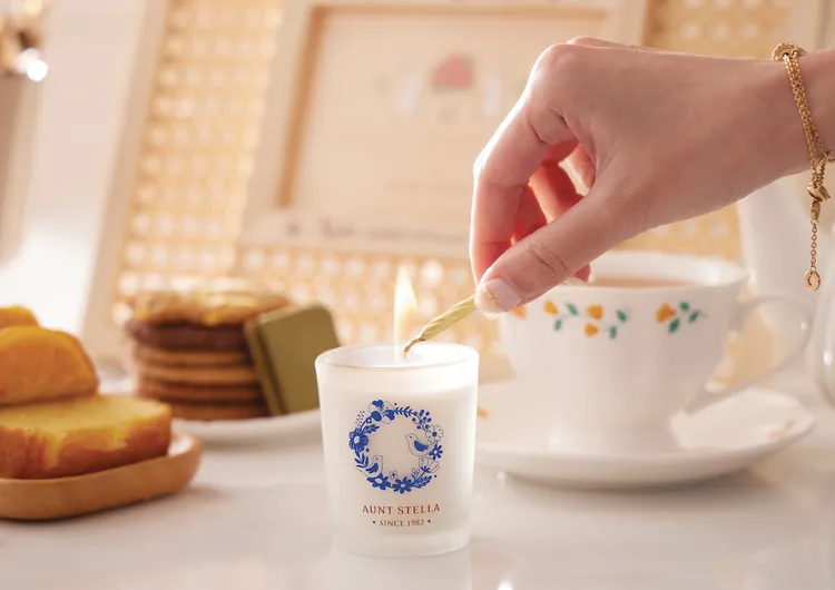 「巧克力餅乾香氛蠟燭」以Aunt Stella詩特莉最受喜愛的巧克力豆餅乾為靈感研發，打造品牌專屬質感香氣。業者提供