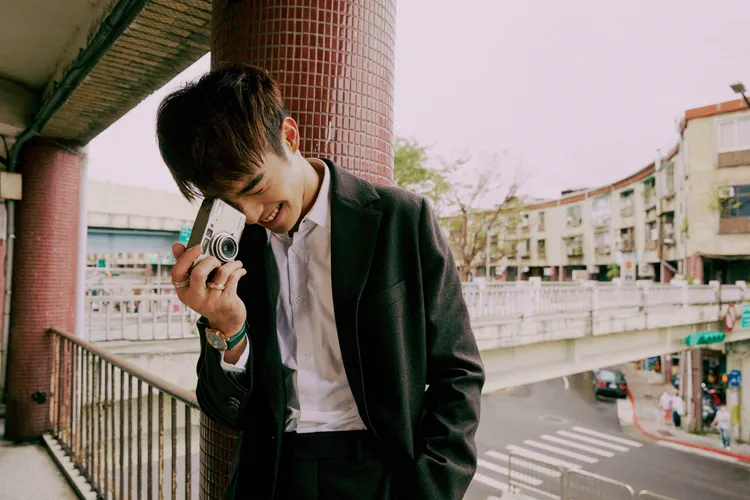 3. 陳昊森自爆「拍戲很多天沒洗澡」。 EBC噪咖提供珠寶服裝：Piaget ／Bally。