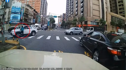 過馬路險遭違規左轉車撞飛 女子及時閃避所幸僅受擦傷