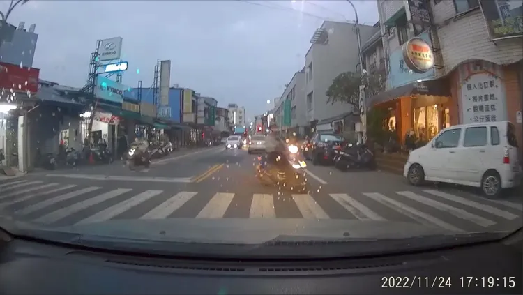 面對駕駛人鳴按喇叭，三寶騎士仍不予理會。翻攝《南投人聊天室》