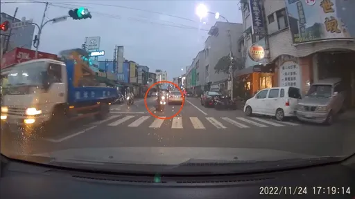收驚片|長輩騎車切西瓜有夠狠! 網友戲稱「南投日常」