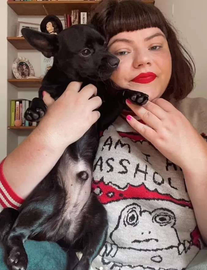 澳洲女網紅麥迪根撰文呼籲，「狗媽媽」應給予跟在職媽媽相同的彈性工時權利。翻攝麥迪根IG@maryrosem 