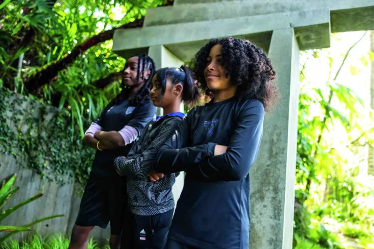 聯名服飾運用黑色底色設計展現與《黑豹》電影的連結。品牌提供