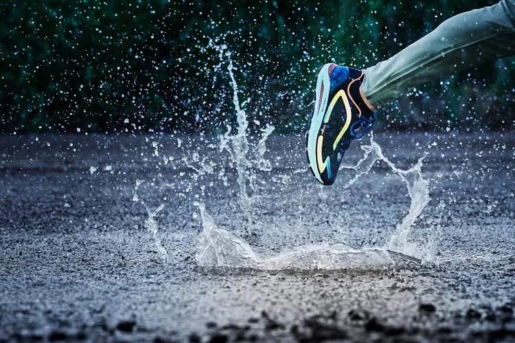 UA HOVR Machina 3 Storm跑鞋的鞋面搭載UA Storm科技，具防潑水性能，5280元。品牌提供