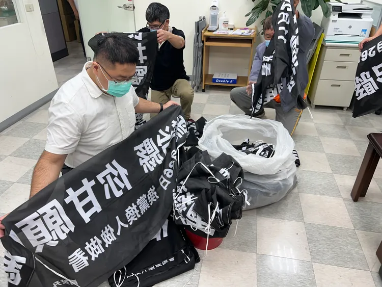 相關布條有2百多條，遭到縣府環保局拆除。田兆緯攝