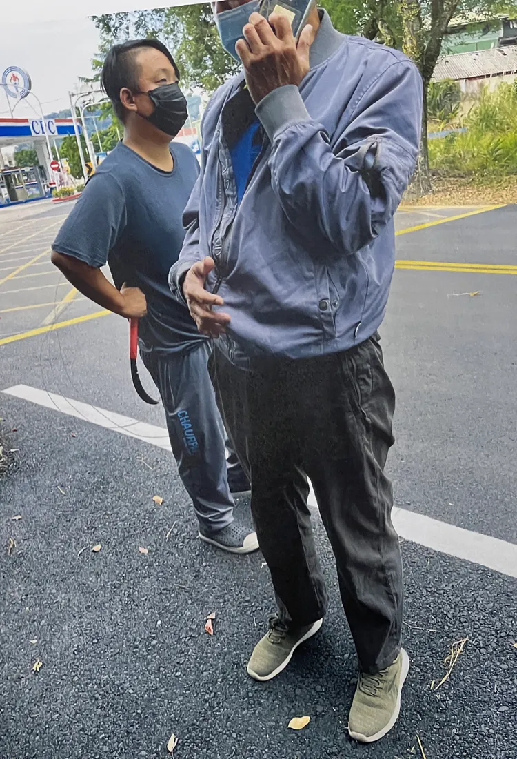 拆布條的人不願表明身份，還手持鐮刀。陳先生提供