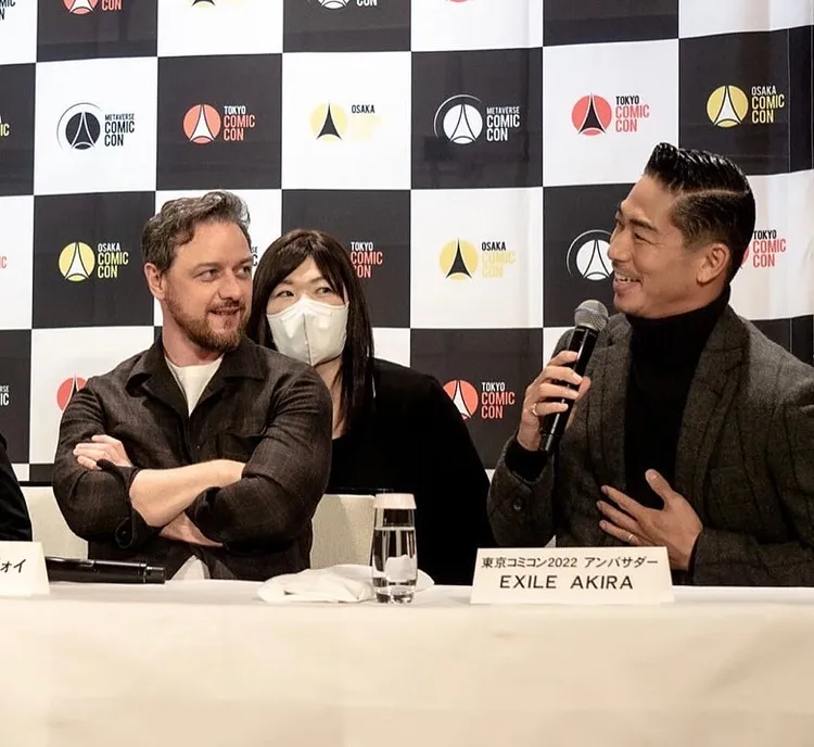 AKIRA（右）和詹姆斯麥卡維在記者會上侃侃而談。翻攝AKIRA IG