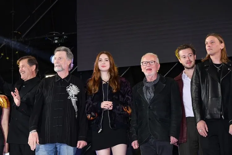 傑米坎貝爾鮑爾（右起）、約瑟夫奎因、伊恩麥卡達米、凱倫吉蘭、維儂威爾斯、麥可派瑞昨現身「TOKYO COMIC CON 2022」。翻攝AKIRA IG