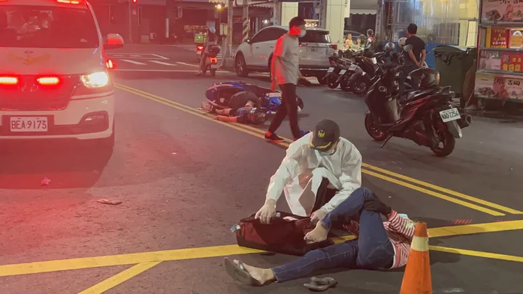 女騎士腳踝變形疑似骨折，救護員緊急進行固定包紮。侯昌騰攝