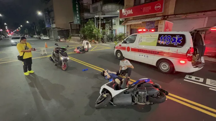兩機車互撞後雙方騎士紛紛倒地不起。侯昌騰攝