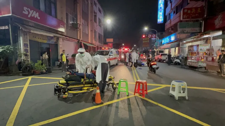 救護人員準備將傷者送醫。侯昌騰攝