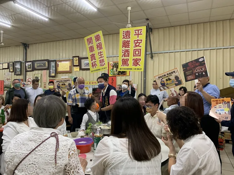 台中市警二分局長陳家銘，於「立冬」日晚間至薑母鴨店宣導勿酒駕。台中市警二分局提供