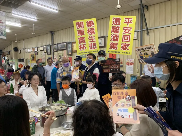 警方宣導民眾，食用含酒精食材酒測值仍可能超標。台中市警二分局提供