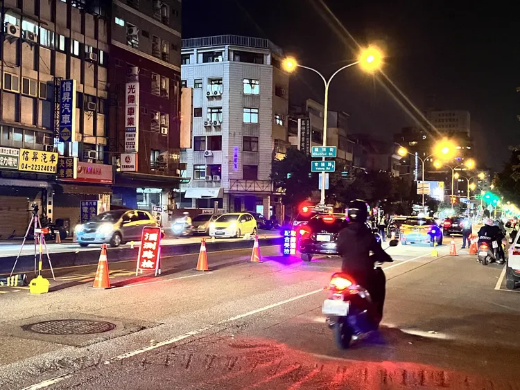 警方採取封閉式路檢取締酒駕。台中市警二分局提供