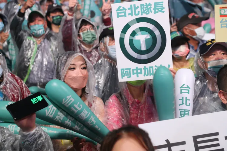 有支持者拿著寫有「台北隊長」的手舉牌力挺。鄭孟晃攝