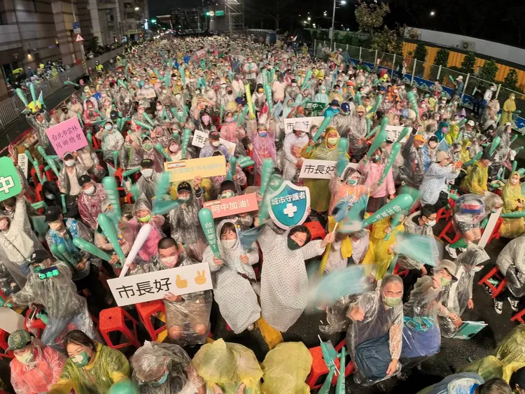 下雨仍澆不熄中粉熱情。葉志明攝