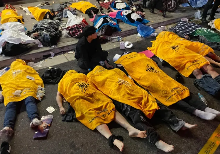 梨泰院踩踏事件現場街邊，一排又一排的遺體，場面令人不忍直視。法新社