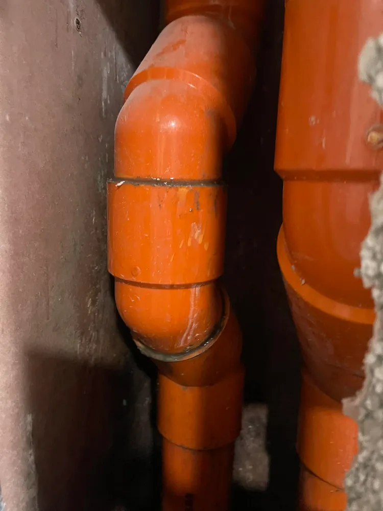 桃園社會住宅被爆污水管漏水，沼氣滿屋。翻攝爆料公社