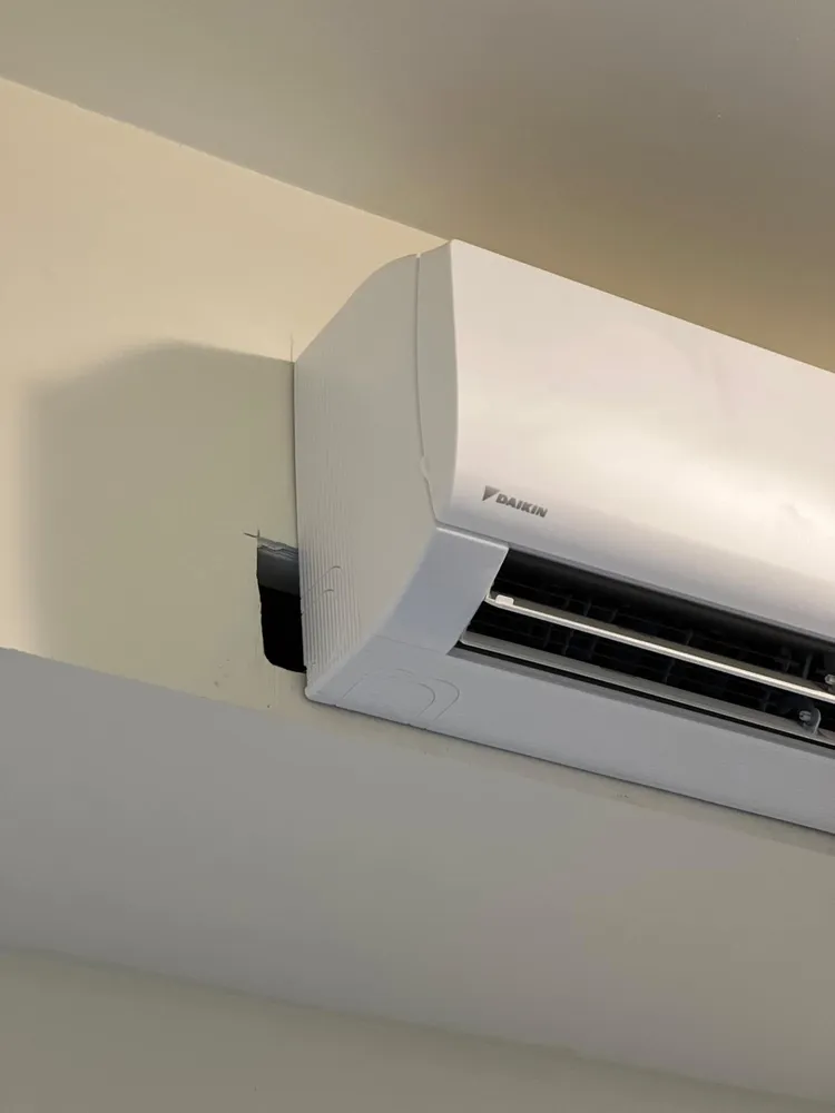 桃園社會住宅冷氣室內機安裝上去，牆面上還有洞。翻攝爆料公社