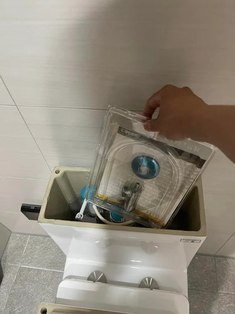 桃園社會住宅馬桶水箱內還有驚喜。翻攝爆料公社