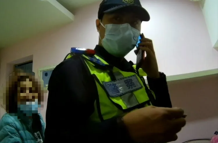 警方撥打婦人手機聯繫上社工，找到楊婦租屋樓層，順利協助婦人返家。讀者提供