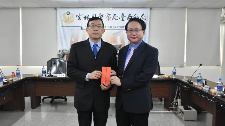 最高檢察署檢察總長邢泰釗（左）到雲檢慰問同仁辛勞，與檢察長張春暉合影。檢方提供