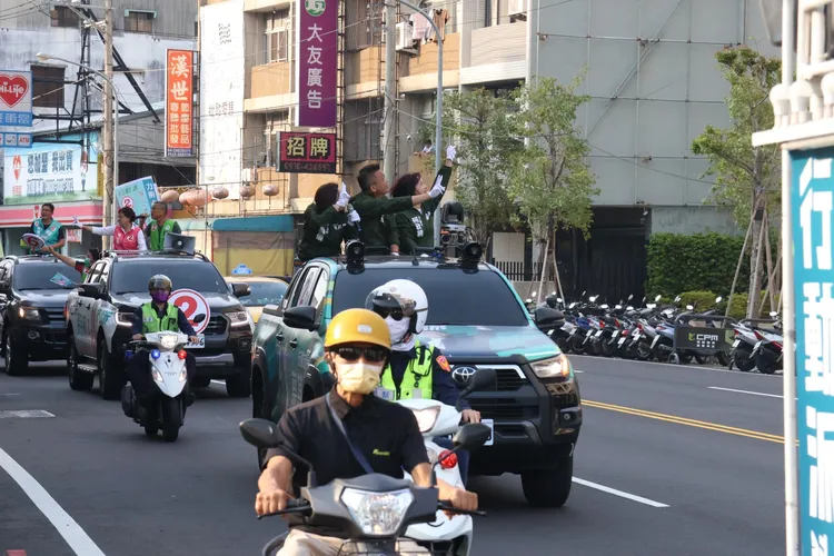 蔡其昌帶領大里、霧峰區市議員候選人車隊掃街拜票。張喆喜攝