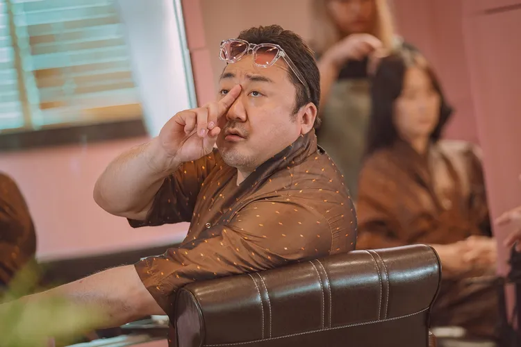 馬東石片中要求鄭敬淏幫他隆鼻。車庫娛樂提供