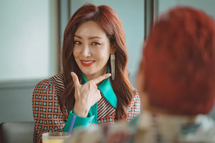 吳娜拉片中是狎鷗亭人氣王，擁有超強情蒐能力。車庫娛樂提供