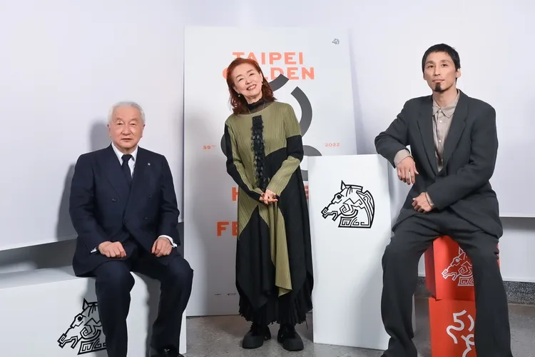 伊丹製作公司會長玉置泰（左起）、宮本信子、伊丹製作公司池內万平一起合影。金馬影展