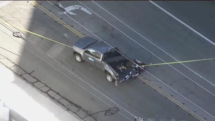 重機被小貨車砸翻。翻攝自《KTLA》