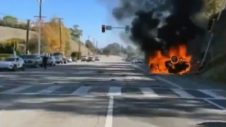偷車賊駕駛的車輛在撞車後起火燃燒。翻攝自《KTLA》