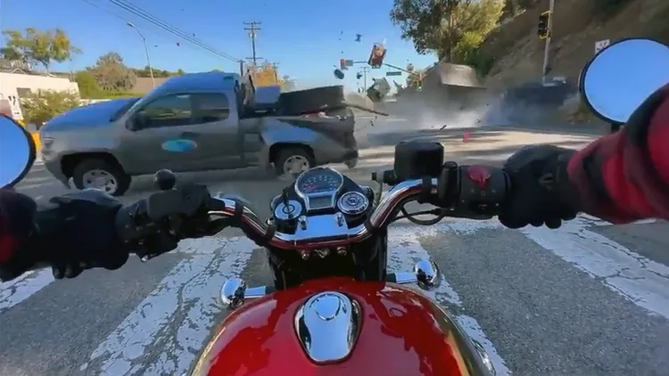 小貨車被撞後偏離車道。翻攝自推特