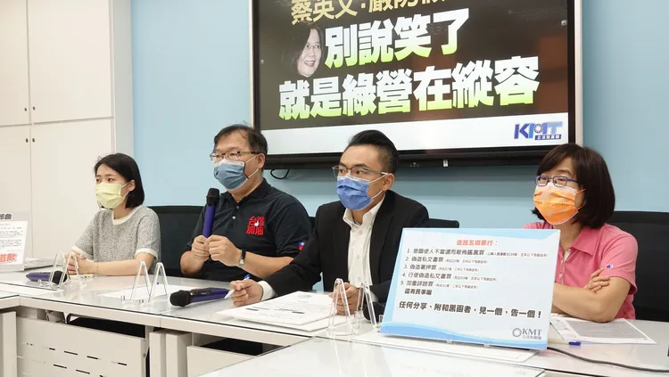 國民黨團昨召開記者會，砲打「無良公關」議題，結果被蔣請辭立委一事攪亂，現場蔣辦人員除了林奕華也都不知情。莊宗達攝