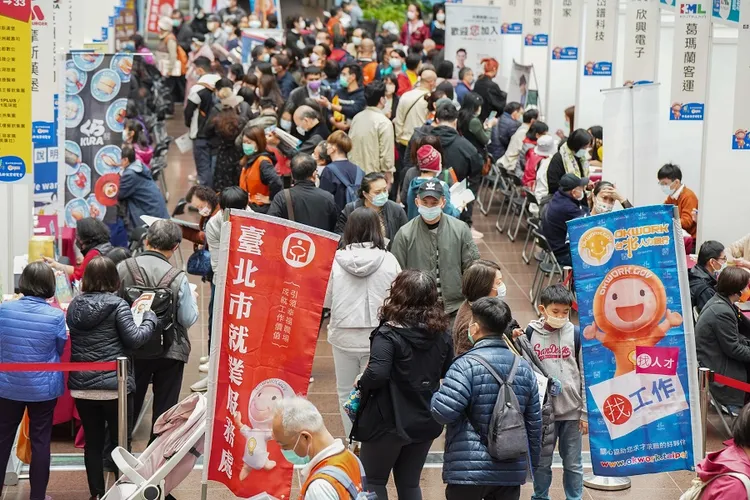  110年12月4號65歲以上高齡者熱烈參與「中高齡就業博覽會」。