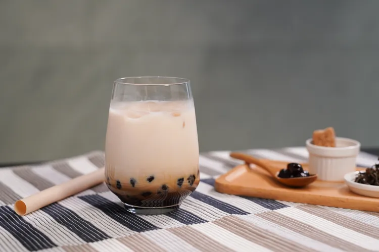 明年元旦起，乘客可在3萬英尺高空喝到珍珠鮮奶茶。星宇航空提供