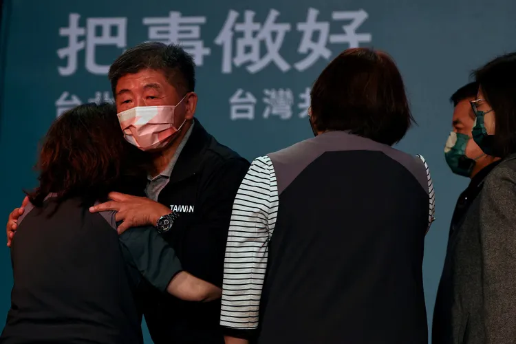 代表民進黨問鼎台北市長寶座的衛福部前部長陳時中（左二）鎩羽而歸。路透社