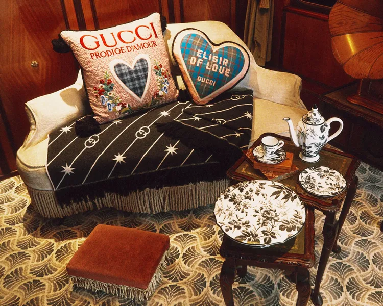 GUCCI 2022假日禮讚系列形象廣告以家居系列妝點包廂。品牌提供