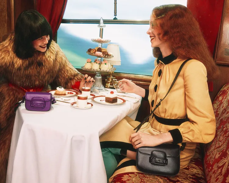 GUCCI 2022假期禮讚系列形象廣告充滿節慶閃耀歡樂氣息。品牌提供
