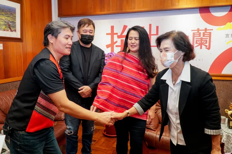 縣長林姿妙恭賀《哈勇家》劇組勇奪金馬獎。縣府提供