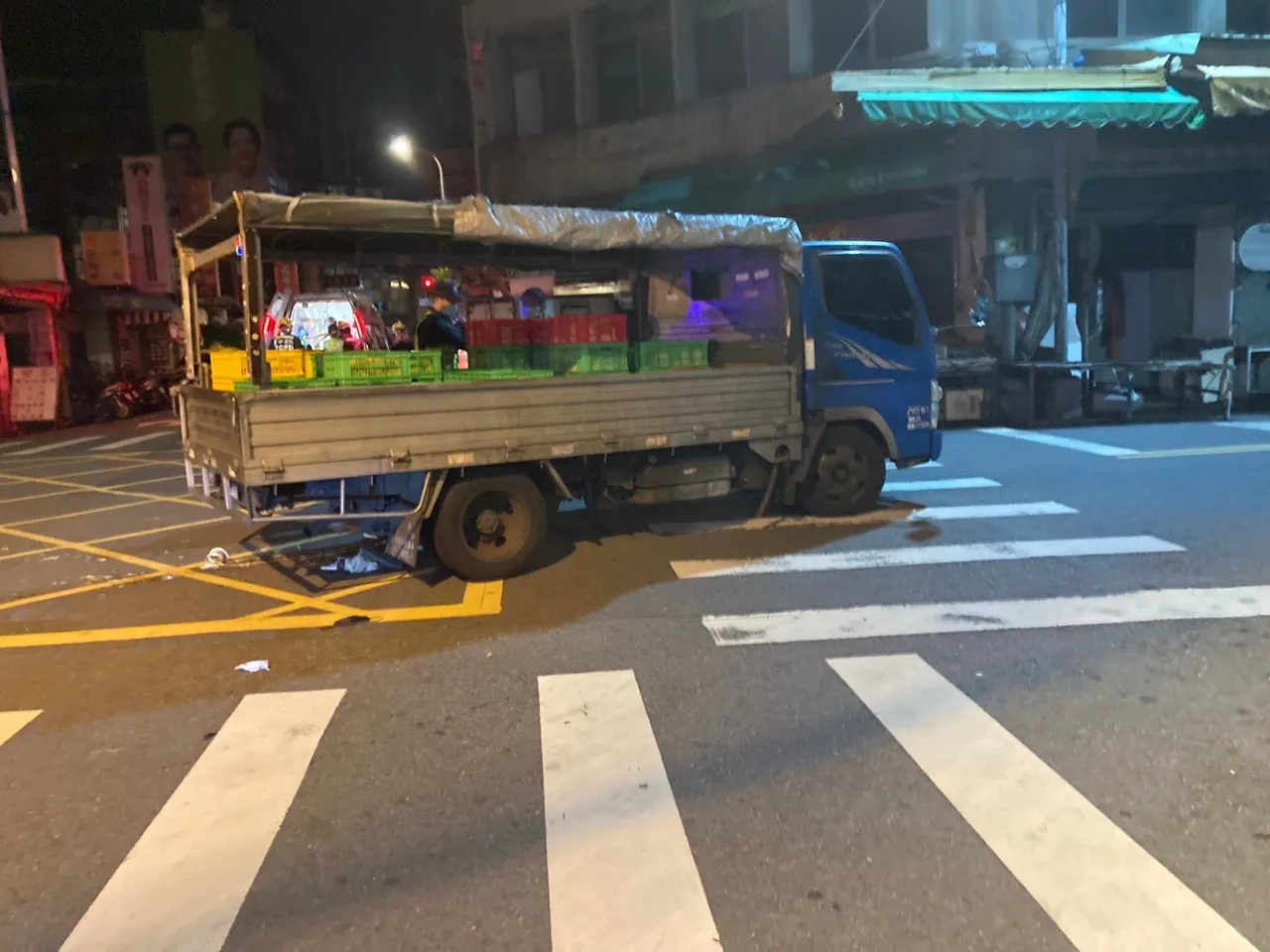 倒車不慎撞擊路人的小貨車。讀者提供