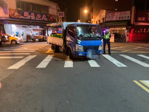 小貨車半夜倒車撞到人　男卡車底昏迷送醫開刀