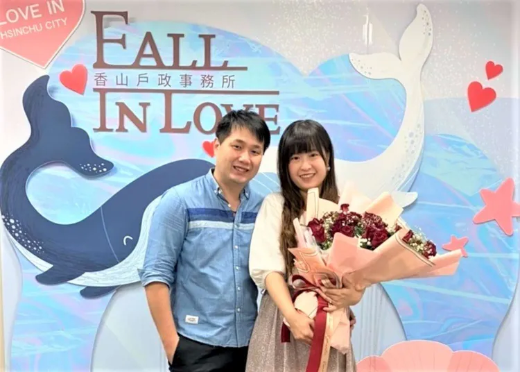 陳先生在太太生日當天，獻上36朵紅玫瑰求婚並完成登記。新竹市府提供