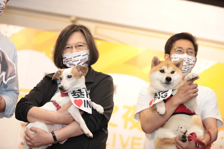 蔡英文與蔡適應分別帶了自家寵物。蔡適應提供