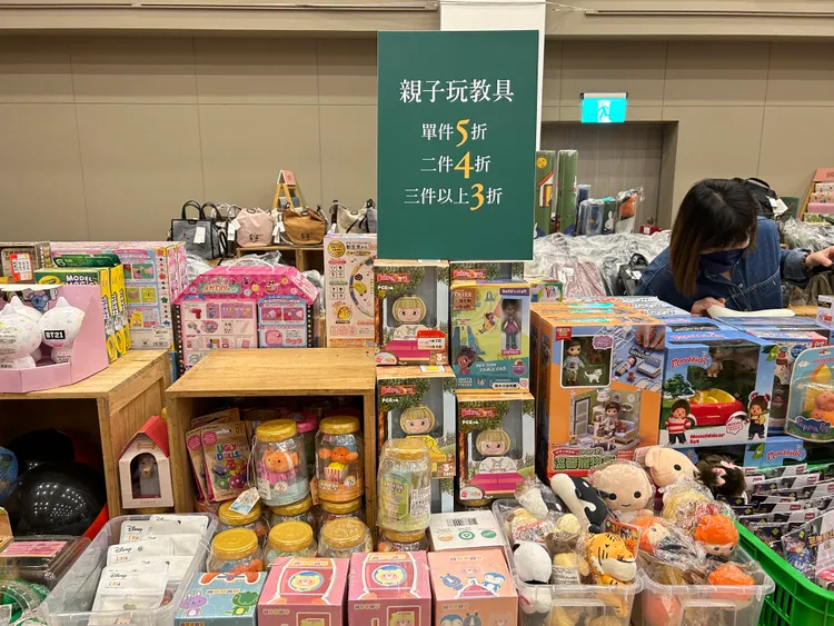誠品書店年度特賣會除了二手書，還有知名迪士尼玩具與公仔等特價1折起，相當優惠。中友百貨提供