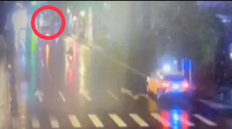 機車撞上接駁車。翻攝畫面